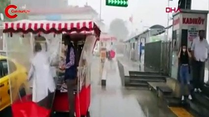 İstanbul'da şiddetli yağmurun ardından yollar göle döndü