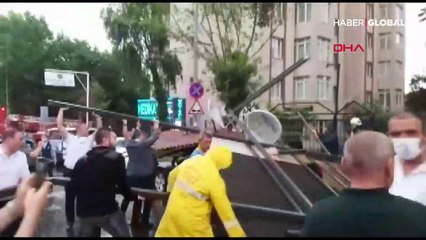 Esenyurt'ta özel bir tıp merkezinin çatısı araçların üzerine uçtu