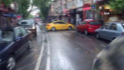Üsküdar’da yağış etkili oldu, yollar göle döndü