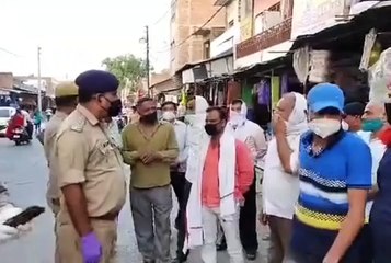 बसरेहर में 16 कोरोना पॉजिटिव मिलने के बाद बाजार को सील करवाने पहुंचे CO