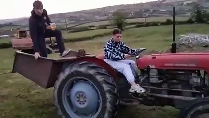 Elle conduit un tracteur pour la première fois (Fail)