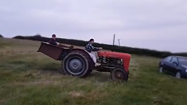 Elle conduit un tracteur pour la première fois