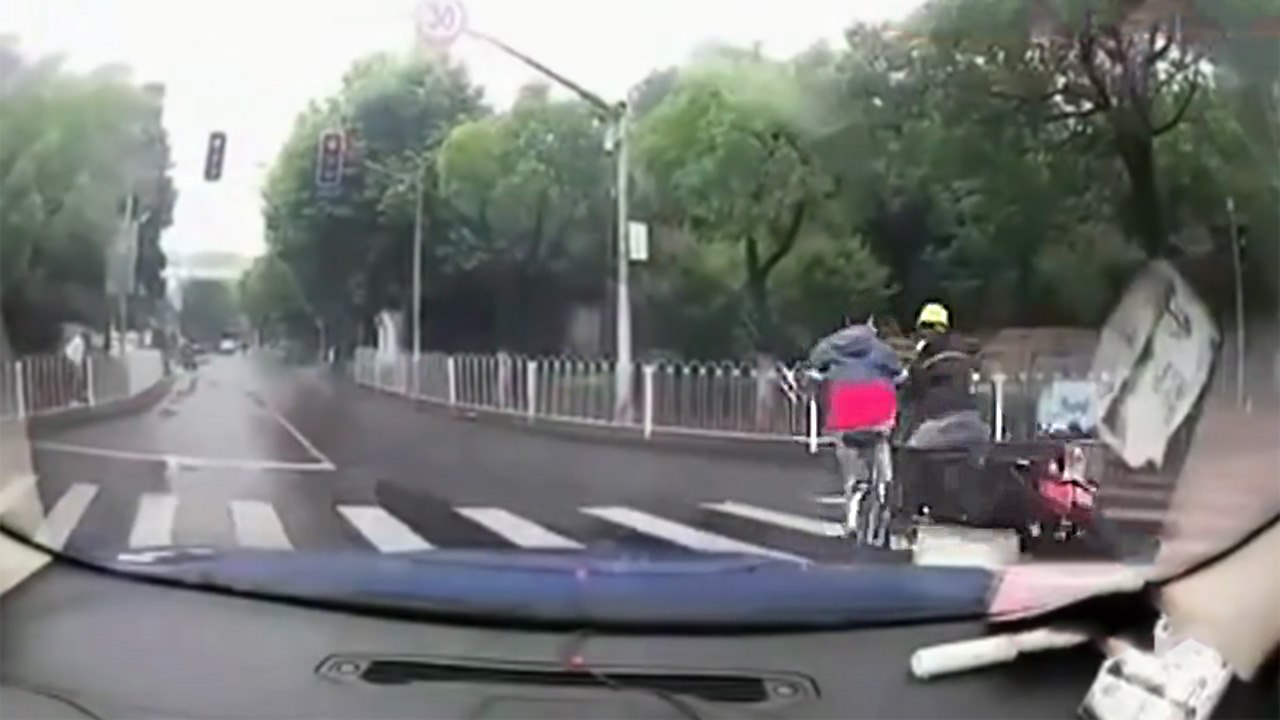 Un cycliste se fait embarquer par un autre cycliste