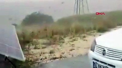 İstanbul'da şiddetli rüzgar: Hadımköy'de TIR devrildi