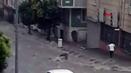 Esenyurt'ta sele kapılan kadının kurtarılma anları...