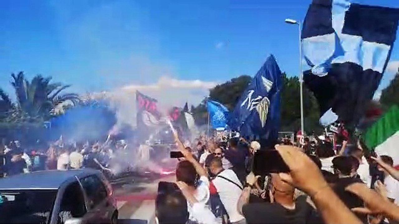 I tifosi della Lazio salutano la squadra