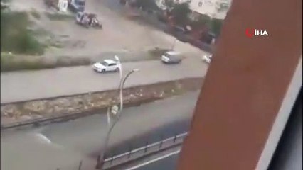 - Göle dönen yolda araçlar mahsur kaldı