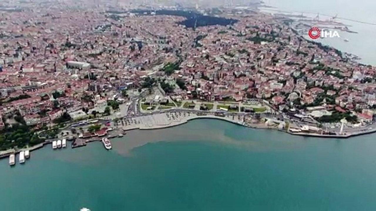 Şiddetli yağışın ardından İstanbul Boğazı'na akan çamur böyle görüntülendi