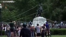 شاهد.. متظاهرون يحاولون اسقاط تمثال الرئيس الأمريكي السابق أندرو جاكسون