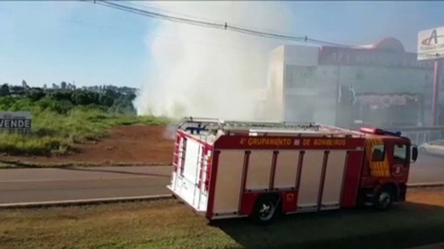 Fumaça de incêndio ambiental prejudica visibilidade às margens da rodovia BR-277
