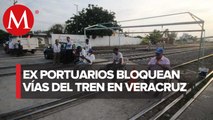 Ex trabajadores portuarios bloquean vías del tren en Veracruz