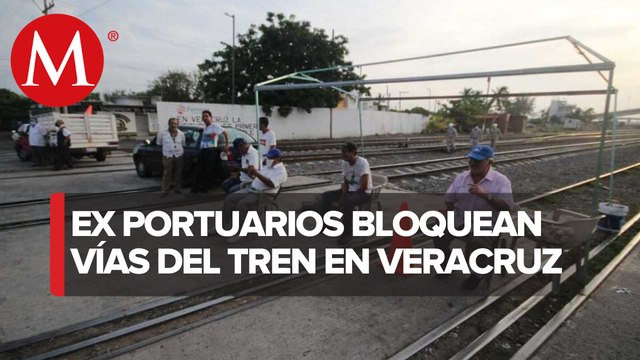 Ex trabajadores portuarios bloquean vías del tren en Veracruz