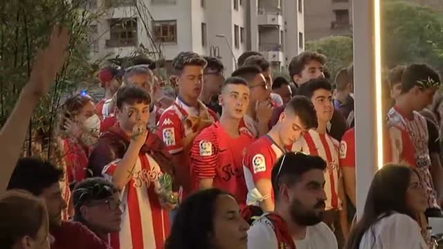 Imágenes de aficionados del Sporting sin distancia de seguridad y sin mascarillas