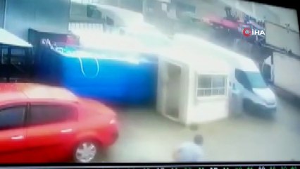 Esenyurt’ta istinat duvarı araçların üzerine böyle devrildi
