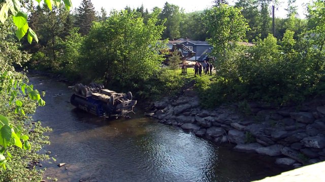 Un camion-citerne se renverse dans la rivière Iroquois