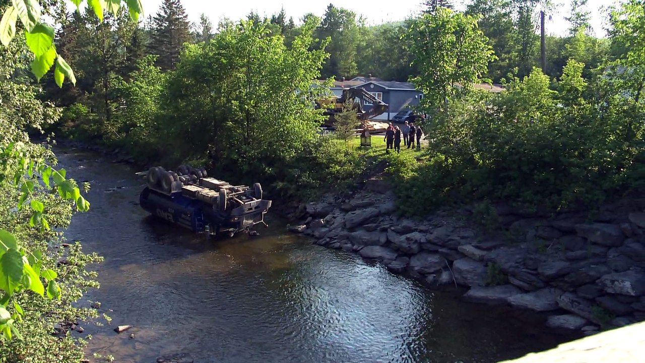 Un camion-citerne se renverse dans la rivière Iroquois