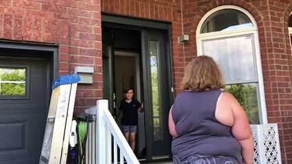 L'enseignante Catherine Maynard rend visite à ses élèves