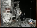 Ovnis pasando por detrás de astronautas en estación órbital espacial