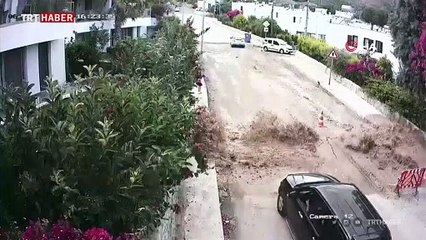 Araçlar suyun altında kalmaktan son anda kurtuldu