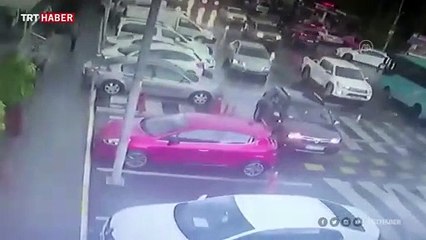 Fırtına nedeniyle kopan çatı parçası araçlara zarar verdi
