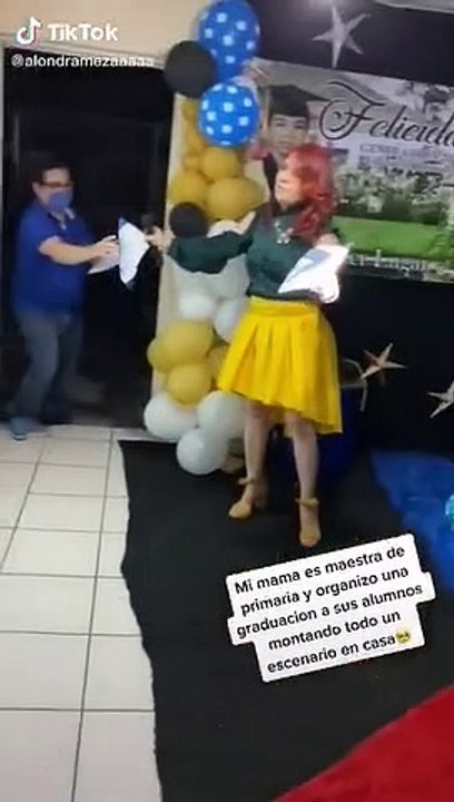 Desde casa, maestra de Culiacán organiza graduación virtual a sus alumnos