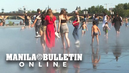 Tourists, locals cool off in Bordeaux's famous 'water mirror'