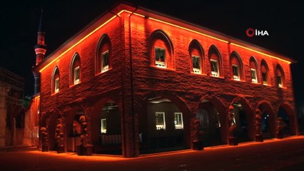 Camiler açıldı, vatandaşlar Ankara Hacı Bayram Camisinde sabah namazı kıldı