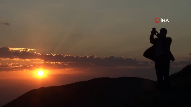 3 bin 200 rakımda gün batımı manzarası görenleri mest etti