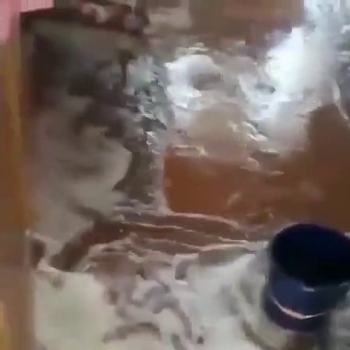 Le voisin du dessus a oublié d'éteindre le robinet et le plancher s'effondre chez cette femme