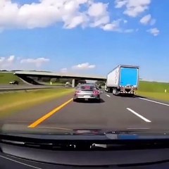 Le conducteur de cette Porsche peut se féliciter d'avoir sauver son véhicule