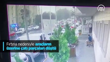 Fırtına nedeniyle araçların üzerine çatı parçaları düştü
