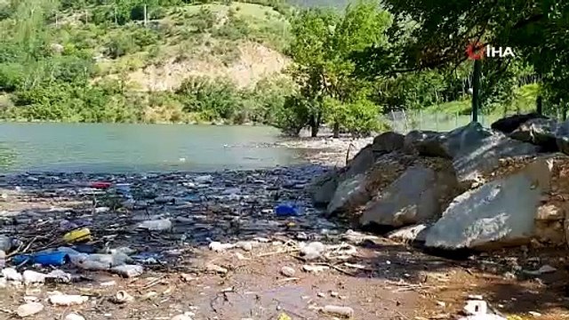 Yağmur suları ve köylerden geçen derelerin taşıdığı çöpler Torul Baraj Gölü'nü çöplüğe dönüştürdü