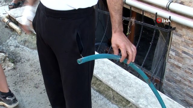Selde hortumla hayata tutunan adam evinin önünde yaşadıklarını anlattı