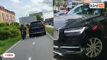 Membahayakan! Polis cari pemandu kereta memandu di lorong motosikal