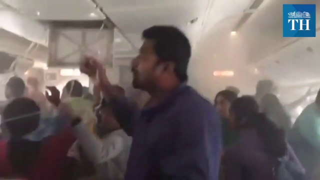 Les passagers se précipitent vers la sortie après le crash du vol EK521 d'Emirates