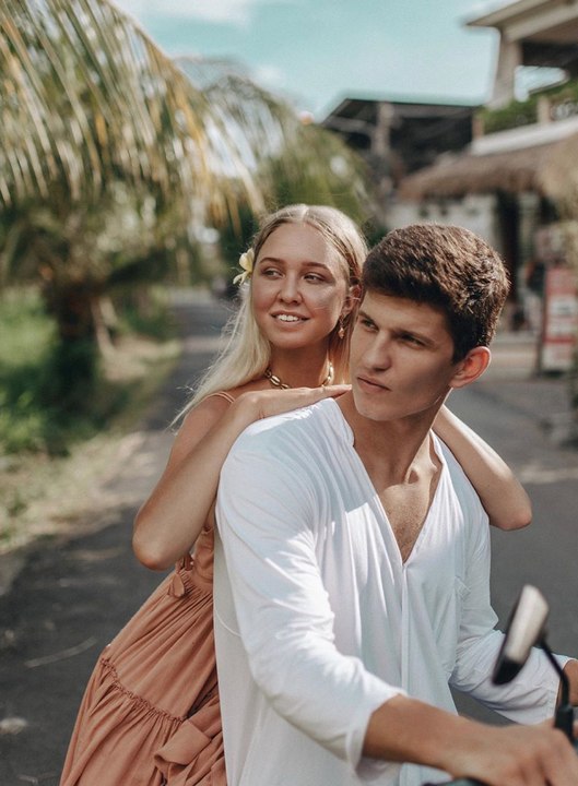 Une influenceuse de 18 ans perd la vie dans un terrible accident de moto