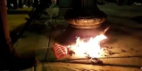 ABD'de ABD bayrağı ateşe verildi