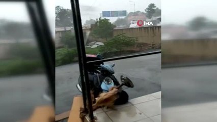 Hortumun motosikleti savurma anı kamerada