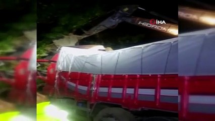 Sac yüklü kamyon ile hafriyat kamyonu çarpıştı, araçta sıkışan sürücü 3 saatte kurtarıldı