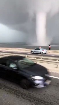 İstanbul'da öz çekim çılgınlığı! Hortumu fon yaptılar