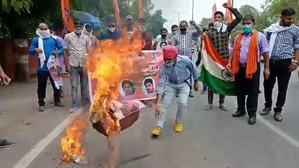 योगी यूथ बिग्रेड ने फूंका कांग्रेस की राष्ट्रीय महासचिव का पुतला
