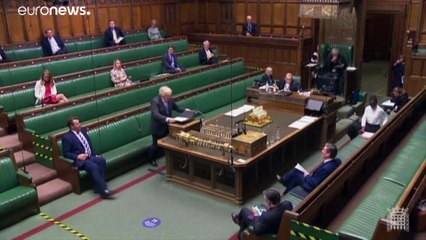 Lassan nyithatnak az angol pubok