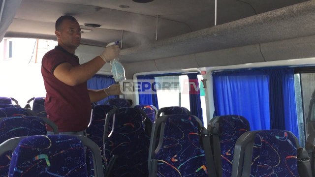 Report TV - Edhe në Elbasan rinis transporti, dezinfektohen autobusët