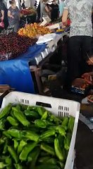 İşte müşteriye gösterdiği ve verdiği ürün! Pazarcının hilesi böyle kameralara yansıdı