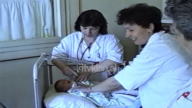 Qeni zbulon foshnjen e braktisur mes shkurreve (21 Qershor 2000)