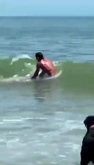 Agarra tubarão com as próprias mãos e posa para as câmaras