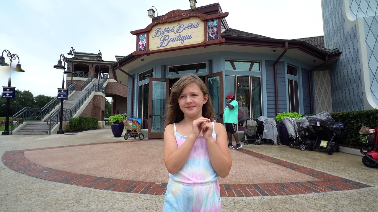 Sophia  Isabella na Disney Fazendo Penteados das Princesas da Disney