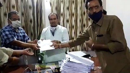 ग्रामीण को बांटे गए क्षेत्रीय केश शिल्पी फॉर्म पंजीकृत