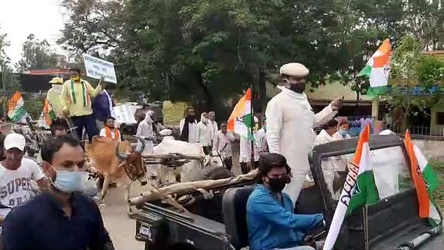 सीहोर में कांग्रेस ने किया पेट्रोल-डीजल की मूल्य वृद्धि का विरोध