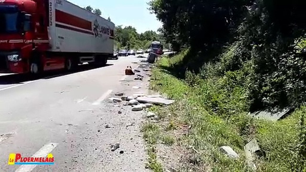 Ploërmel : un camion perd une partie de son chargement